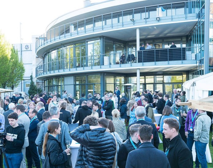 Netzwerkveranstaltung mit vielen Personen in einem Garten