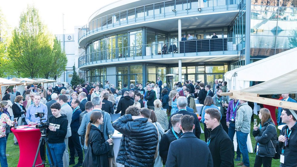 Netzwerkveranstaltung mit vielen Personen in einem Garten