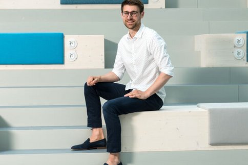 Gründer des Start-ups SHIT 2 POWER sitzt auf einer Treppenstufe