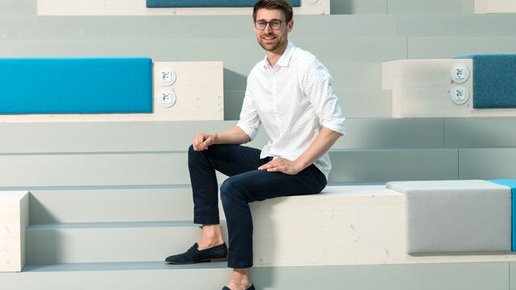 Gründer des Start-ups SHIT 2 POWER sitzt auf einer Treppenstufe