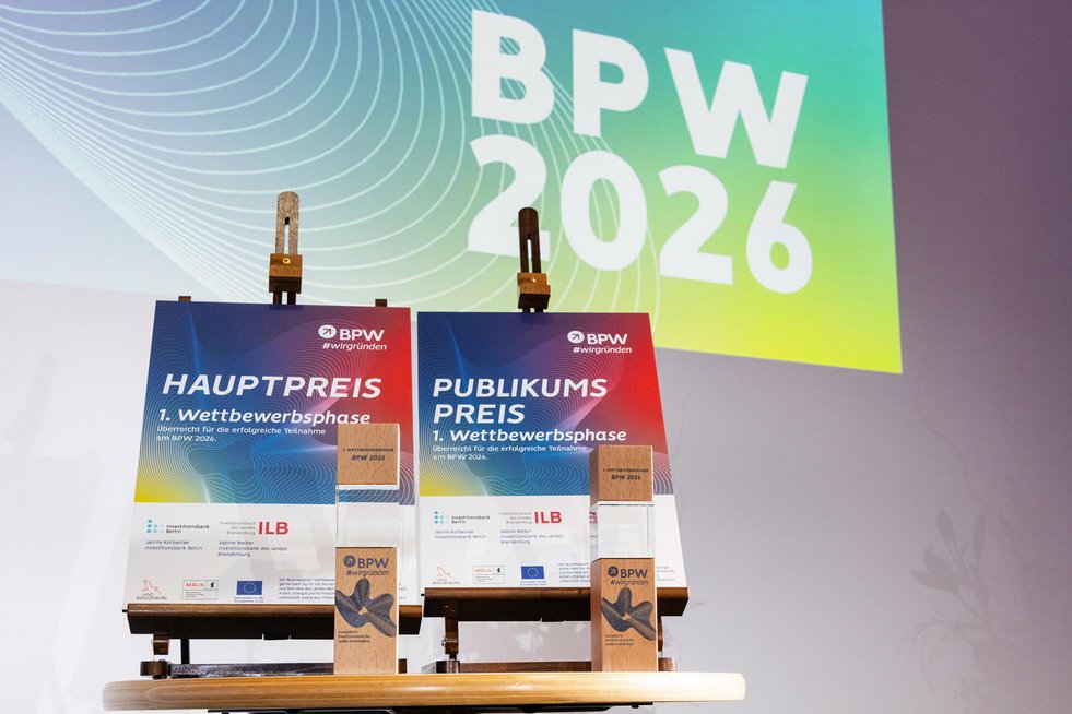 Urkunden und Pokale auf einem Stehtisch