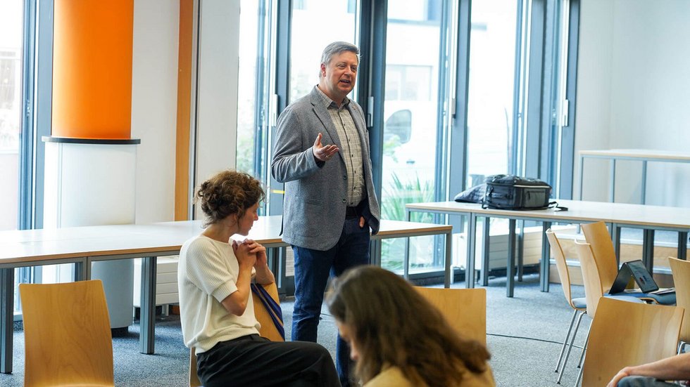 Referent hält einen Vortrag vor Publikum