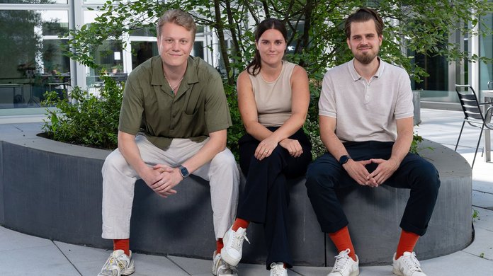 Die Gründer:innen von SeniorFlex sitzen gemeinsam auf einer Bank