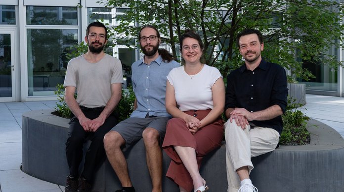Die Gründer:innen von Hydro-Berlin, vier Personen, sitzen auf einer Bank