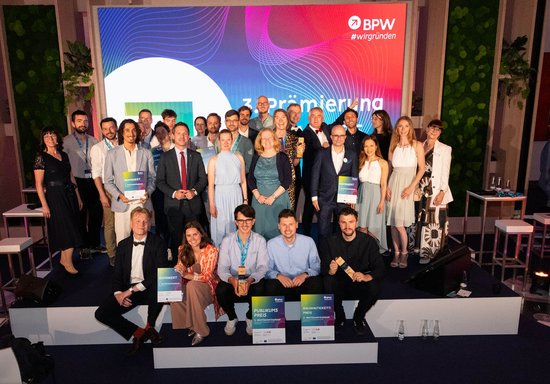 Gruppenfoto mit allen Finalteams, Laudatoren und der Moderation