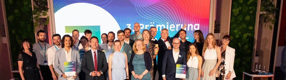 Gruppenfoto mit allen Finalteams, Laudatoren und der Moderation