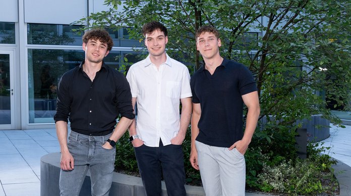 Das Gründertrio von ComplyDo steht zusammen für ein Gruppenfoto