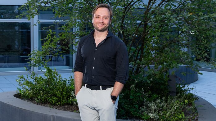 Der Gründer von aiomics steht mit Blick Richtung Kamera