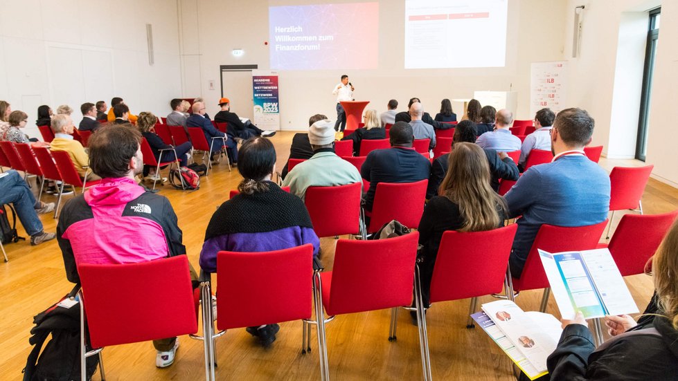 Referent hält Vortrag vor zahlreichen Gästen
