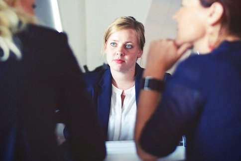 Drei Frauen sitzen zusammen und besprechen sich