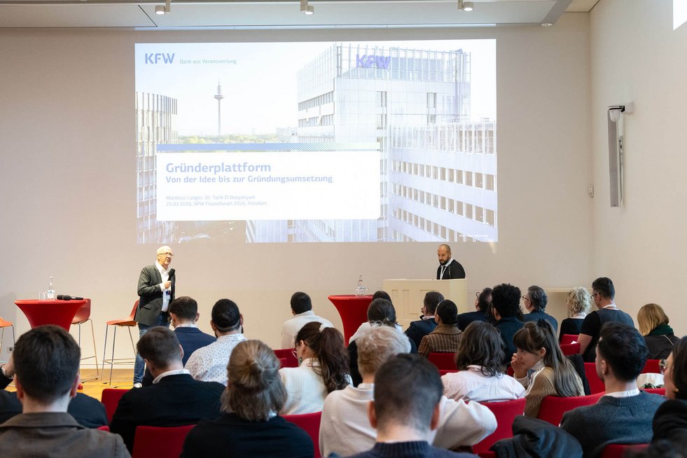 Vortrag auf einem Finanzforum vor Publikum.