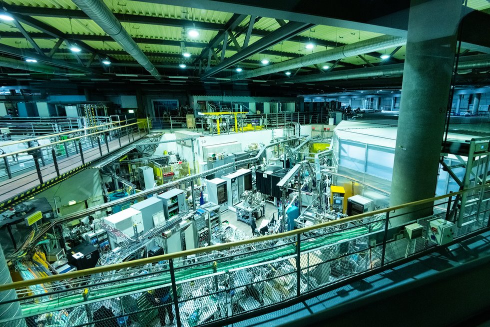 Blick in eine Halle, wo Forschungen stattfinden