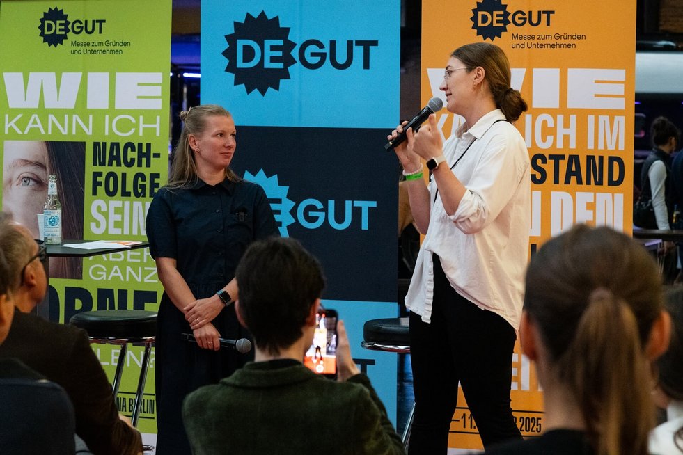 Gespräch einer Moderatorin mit einer Gründerin auf dem Marktplatz der Messe deGUT