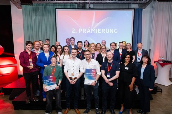 Große Gruppe von Teilnehmenden und Preisträgern auf einer Bühne bei der BPW-Prämierung.