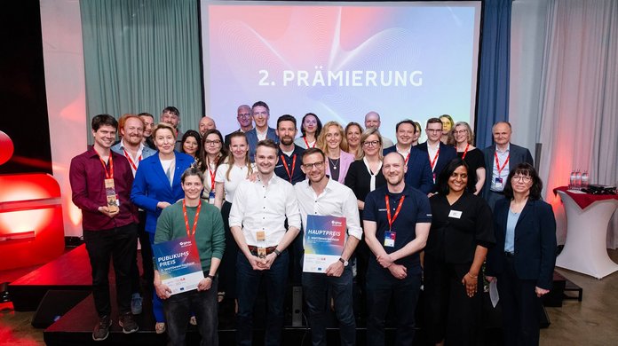 Große Gruppe von Teilnehmenden und Preisträgern auf einer Bühne bei der BPW-Prämierung.