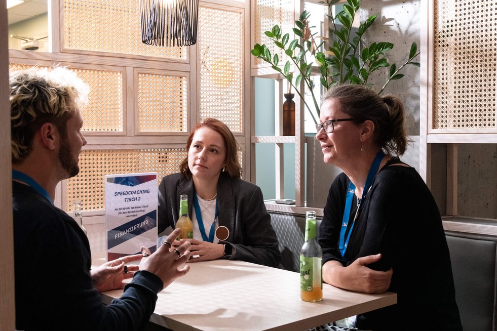 Speedcoaching an einem Tisch mit drei Personen