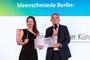 Kai-Uwe Bindseil von Berlin Partner überreicht eine Plakette an die Vertreterin der UdK
