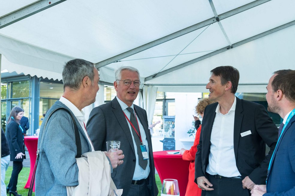 3. Kontaktabend 2023 Mehrere Personen unterhalten sich
