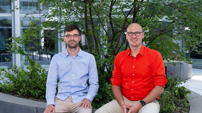 Das Gründerduo von Easymeister sitzt auf einer Bank