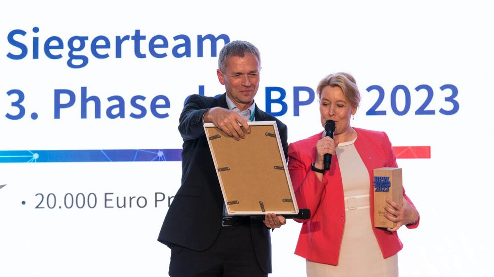 Senatorin Giffey überreicht Urkunde mit Vorstand Holm 