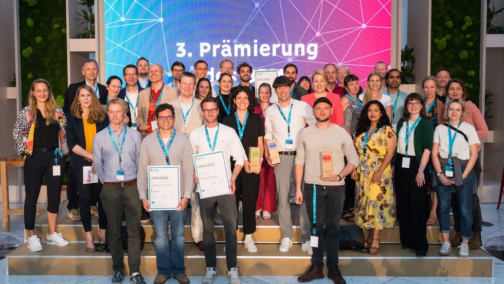 Alle Protagonisten des Abends auf der Bühne, versammelt zu einem großen Gruppenbild