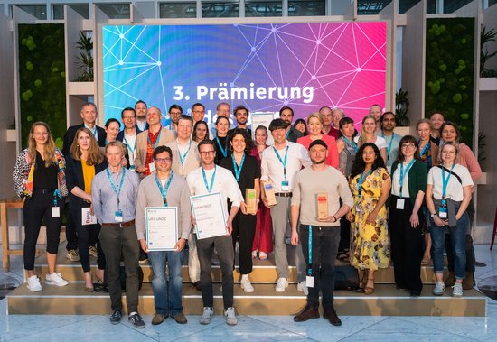 Alle Protagonisten des Abends auf der Bühne, versammelt zu einem großen Gruppenbild