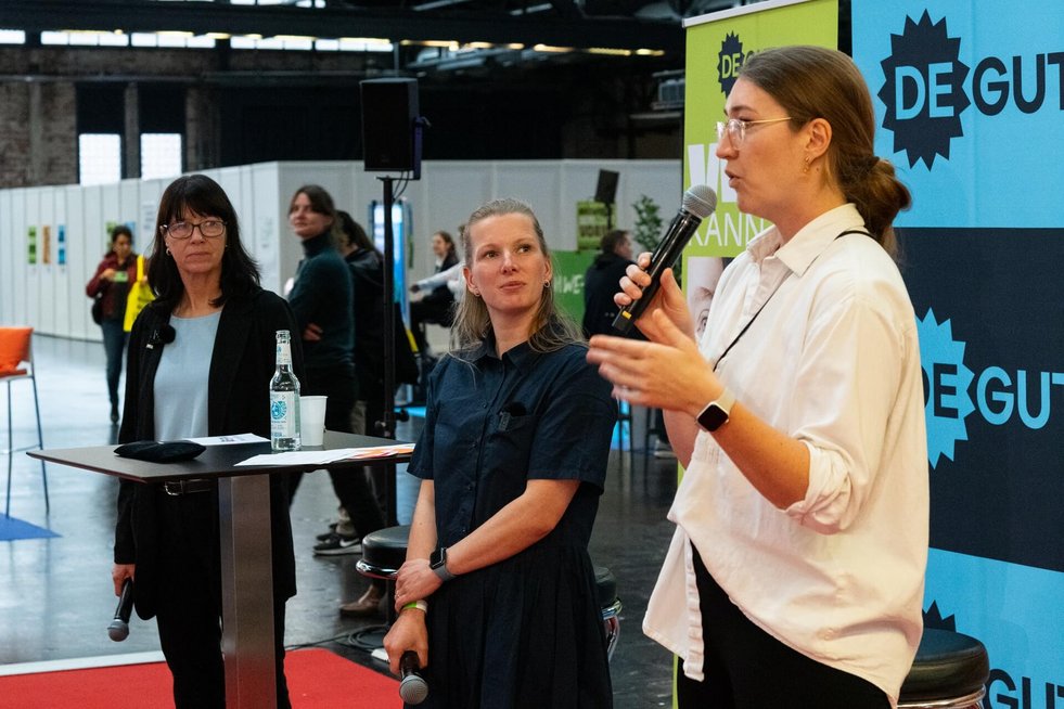 Eine Gründerin berichtet auf dem Marktplatz der Messe deGUT von ihren Erfahrungen und richtet sich an das Publikum