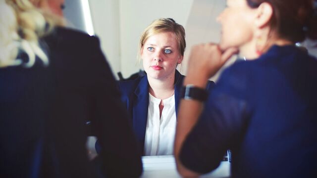 Drei Frauen sitzen zusammen und besprechen sich