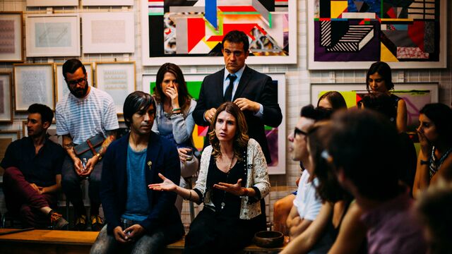 Viele Menschen besprechen sich miteinander