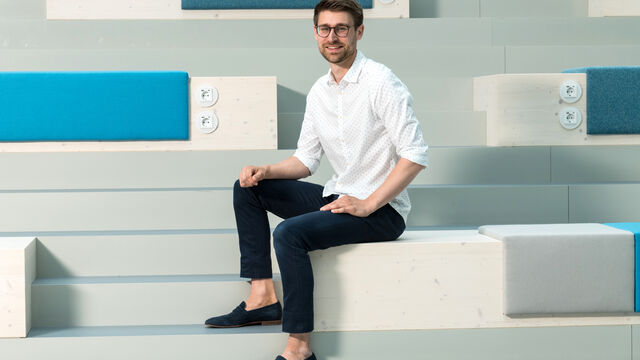Gründer des Start-ups SHIT 2 POWER sitzt auf einer Treppenstufe