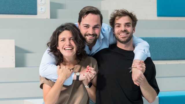 Gründerteam von ZukunftMoor umarmt sich 